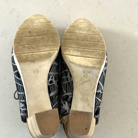 On trend metallic! Black and silver Mjus slingback heels. - Picture 5 of 6